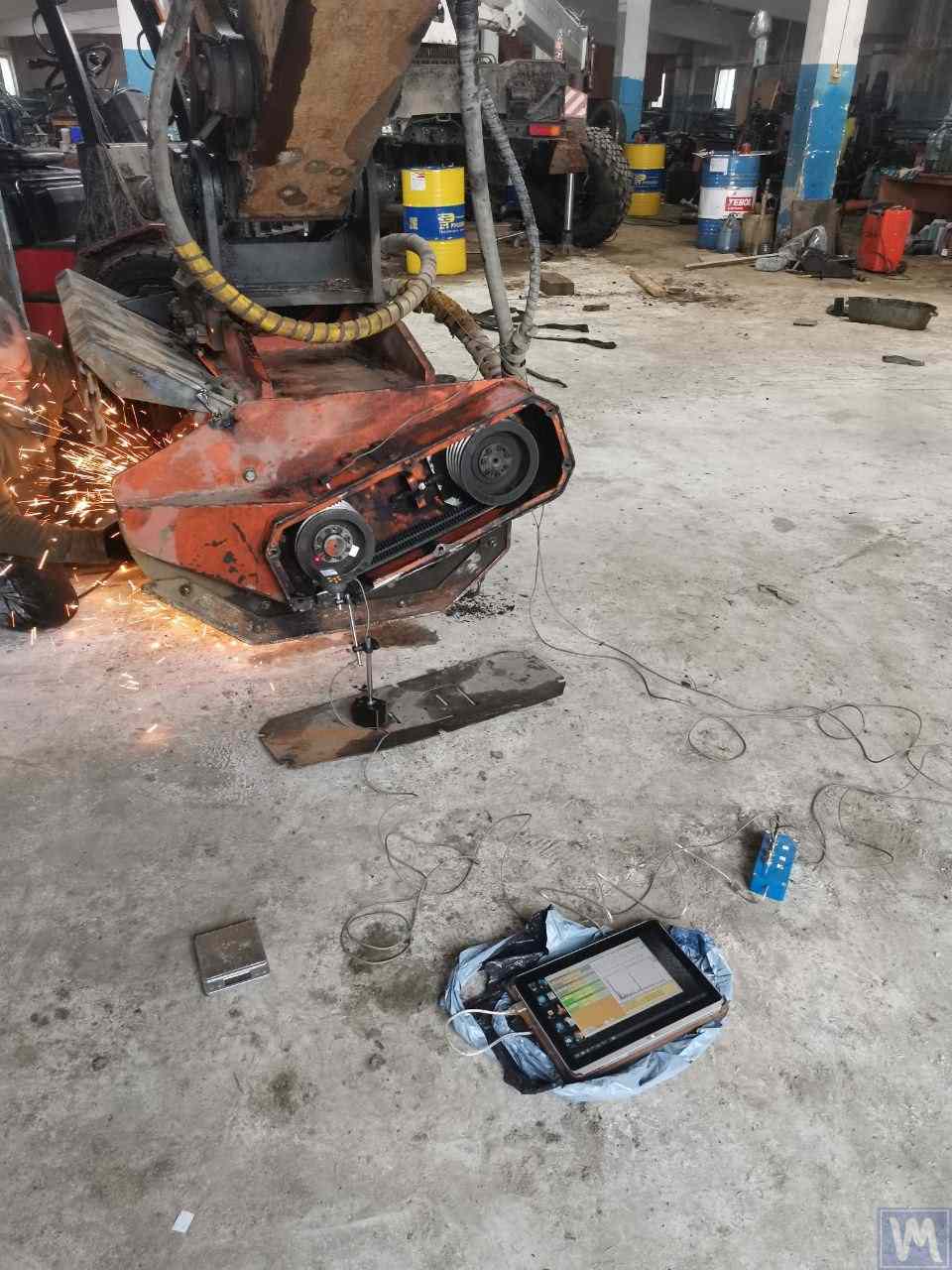 Miško mulčerio rotoriaus balansavimas specializuotame įrenginyje su jutikliais