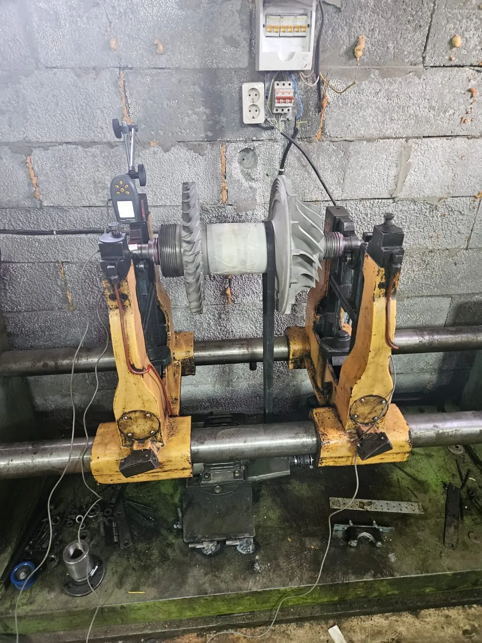 Modernizuotas balansavimo stovas su Balanset-1A OEM, balansuojantis rotorių.