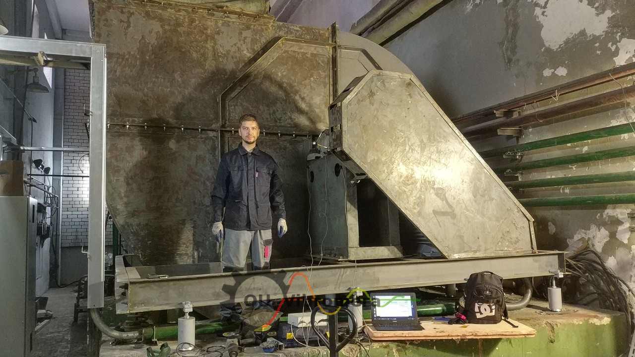 Inžinierius, atliekantis pramoninio ventiliatoriaus balansavimą vietoje naudodamas nešiojamą įrangą